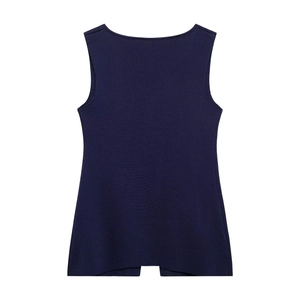 Détails de la texture du gilet en tricot sans manches bleu marine et boutons dorés