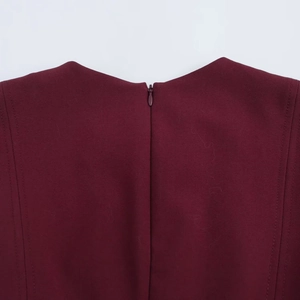 Vue détaillée d'une robe bordeaux montrant la fermeture éclair invisible et la couture