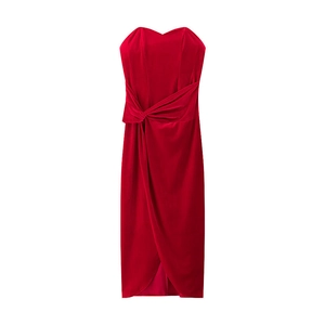 Robe bustier élégante en velours rouge avec taille torsadée et fente pour soirée