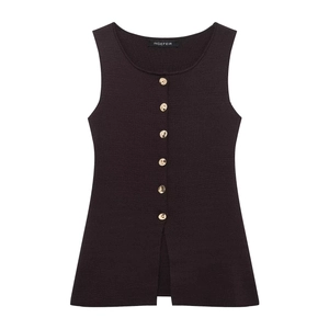 Détail du gilet en tricot avec boutons dorés et fentes élégantes sur l'ourlet