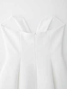 Détail du dos de la robe blanche montrant la fermeture éclair invisible et les coutures