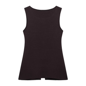 Détail du débardeur en maille noire avec texture côtelée et design à col rond élégant