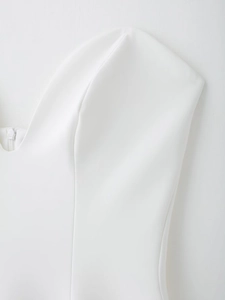 Gros plan sur le décolleté en V élégant et la fermeture éclair invisible de la robe blanche
