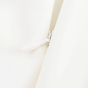 Détail de la fermeture éclair invisible sur le tissu blanc de la robe courte