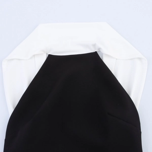 Détail d'une robe élégante contrastée noir et blanc avec licou et col large structuré
