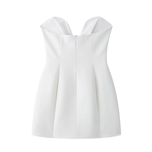 Détail d'une mini robe blanche avec décolleté en V structuré et fermeture éclair invisible