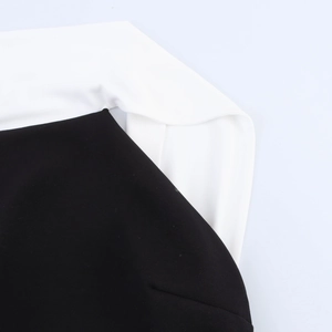 Détails rapprochés du tissu patchwork noir et blanc de cette robe courte