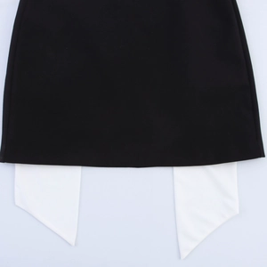 Détail de l'ourlet contrasté noir et blanc sur cette robe courte pour femmes
