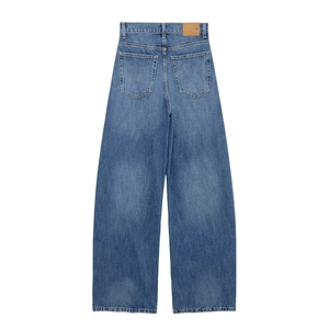 Vue arrière du jean à taille haute et jambe large avec poches et écusson en cuir au dos