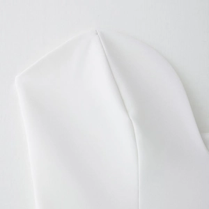 Robe blanche à col en V avec manches ballon montrant les détails du tissu et les coutures
