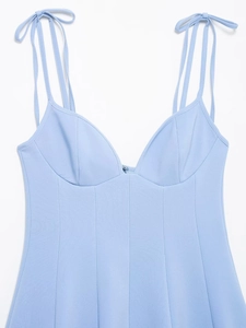 Détail du haut bleu clair à encolure cœur avec bretelles à nœuds ajustables