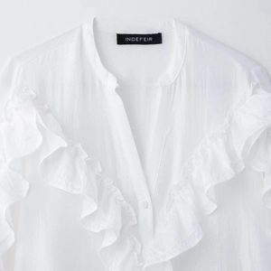 Elegante camicia bianca con volant da donna con colletto alla coreana e balze sottili