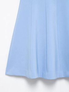Détails d'une jupe trapèze bleu clair avec coutures verticales et texture de tissu lisse