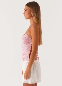 Vue latérale détaillée du caraco en satin rose avec broderie florale en perles