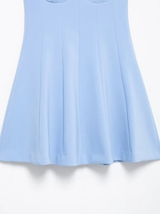 Détail de la robe trapèze bleu clair montrant les coutures de précision et la coupe ajustée