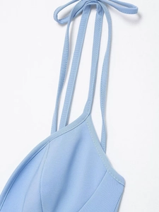 Détail du décolleté à fines bretelles bleu clair avec texture tissée et couture nette