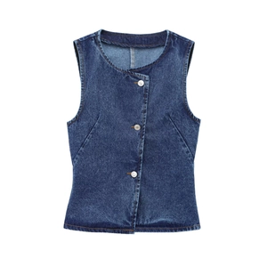 Dettaglio del gilet in denim blu scuro con bottoni argento e cuciture arancioni fini
