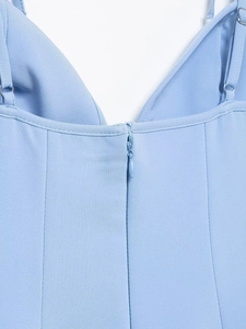 Détail de la robe bleu clair montrant le zip invisible et les bretelles réglables