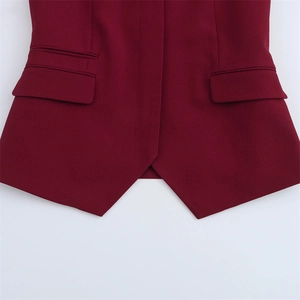 Détails d'un blazer bordeaux avec poches à rabat et coupe d'ourlet en V précise