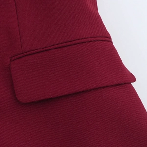 Détail du tissu en sergé rouge foncé et de la couture de poche pour cet ensemble femme