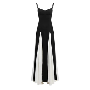 Dettaglio di un elegante abito lungo a pieghe bianco e nero con spalline sottili e stile