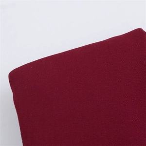Gros plan détaillé montrant la texture fine du tricot et le tissu de l'ensemble blazer bordeaux