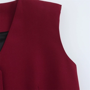 Détail de l'épaule d'un blazer bordeaux montrant la texture sergée et la couture fine