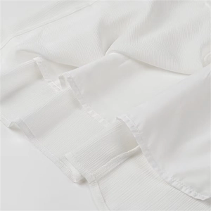 Detailansicht des doppellagigen weißen Chiffon-Rocksaums mit feiner Plissee-Struktur