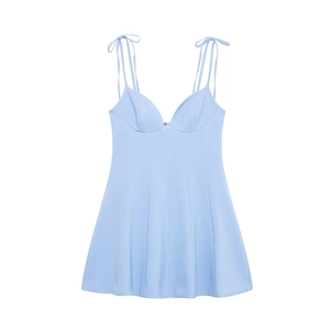 Robe d'été bleu clair élégante avec bretelles réglables et une coupe trapèze structurée