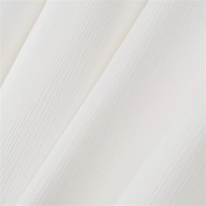 Detailaufnahme von weißem Faltenchiffon mit vertikaler Textur und weichem Faltenwurf