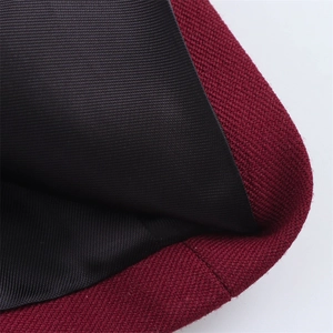 Gros plan du tissu en maille bordeaux avec doublure en sergé noir et coutures soignées