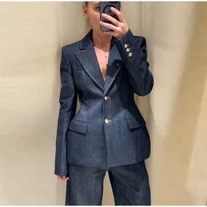 Détails d'un élégant ensemble blazer en denim bleu marine avec boutons métalliques dorés
