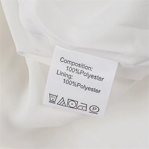 Detailansicht des Pflegeetiketts mit 100% Polyester Zusammensetzung und Waschsymbolen