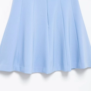 Robe à bretelles bleu ciel avec ourlet trapèze structuré et tissu tissé lisse