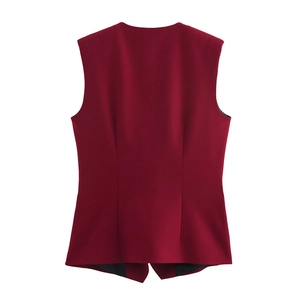 Vue arrière du gilet cintré rouge foncé présentant des coutures de tailleur précises