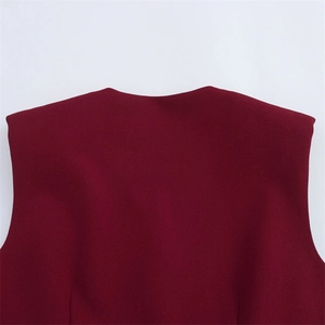 Détail de l'encolure du gilet sans manches bordeaux et de la texture du tissu en laine