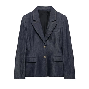 Détail du blazer en denim bleu foncé avec boutons dorés et col à revers classique