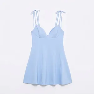 Robe courte bleu clair élégante avec bretelles à nœuds et buste structuré