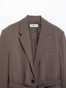 Détail du col de blazer marron avec étiquette de marque BBWM WOMAN et taille