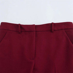 Détails de la taille d'un pantalon bordeaux avec passants et coutures des poches