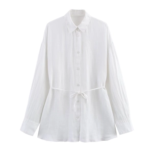 Chemise blanche minimaliste à manches longues en coton-lin avec cordon de serrage à la taille