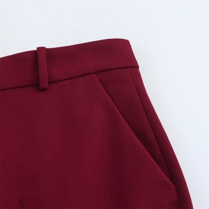 Détails de la taille d'un pantalon de costume bordeaux avec passants et poches