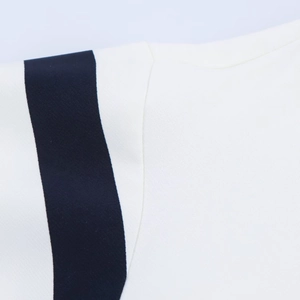 Vue macro de maille de haute qualité avec détails de coutures à rayures noir et blanc