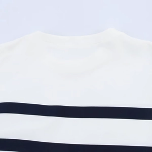 Gros plan du col et des rayures noires sur un t-shirt en tricot de coton blanc avec coutures