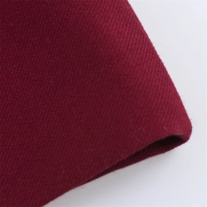 Vue macro détaillée de la texture du tissu bordeaux haut de gamme pour l'ensemble pantalon