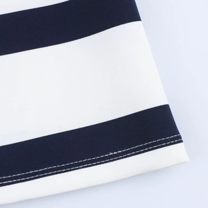 Détail de l'ourlet à rayures bleu marine et blanc avec double piqûre soignée