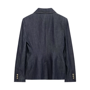 Vue arrière d'un blazer en jean bleu foncé avec boutons dorés décoratifs aux poignets