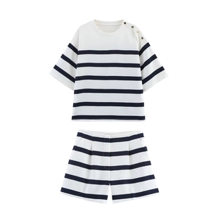 Ensemble 2 pièces femme à rayures marine avec boutons dorés et short assorti