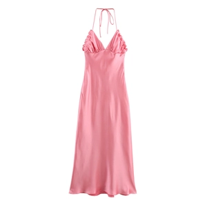 Vue détaillée des dentelles plissées et du tissu en satin lisse sur la robe rose