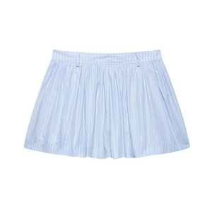 Détail d'une mini-jupe à rayures bleu clair avec passants de ceinture et tissu plissé